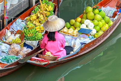 Schwimmender Markt mit Händlerin